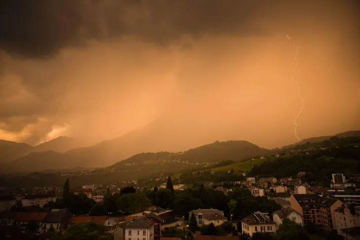 2017-05-08 Orage et éclair sur les Bauges