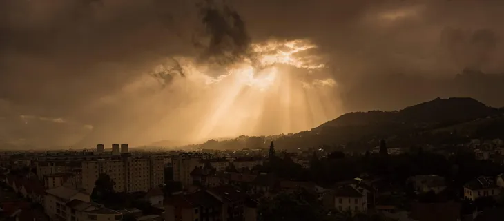 2017-04-10 Panoramique orage et rayons crépusculaires sur les Bauges