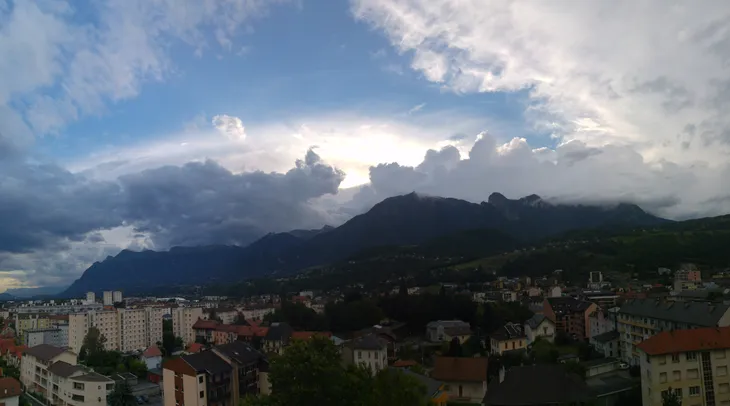 2017-07-10 Panoramique nuages sur le massif des Bauges