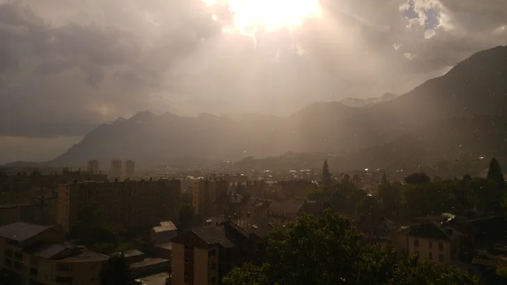 2018-05-07 Orage et rayons crépusculaires sur les Bauges