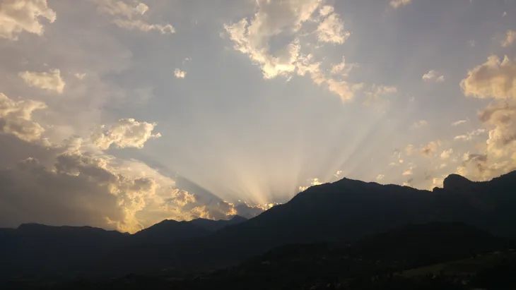 2020-07-28 Rayons crépusculaires sur les Bauges