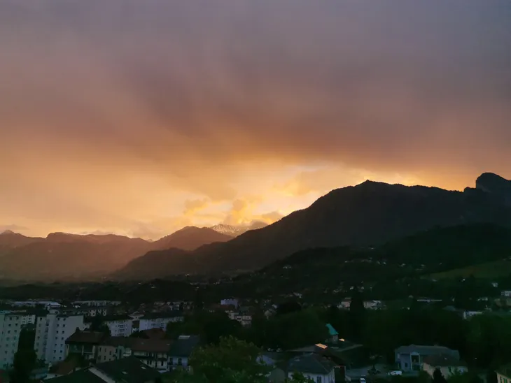 2022-05-09 Rayons crépusculaires sur les Bauges