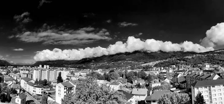 2023-07-01 Les Bauges dans les nuages noir et blanc