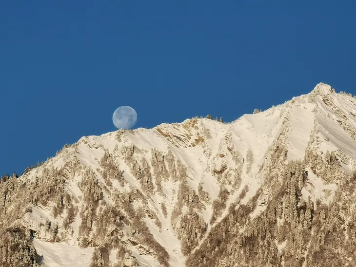 2023-11-29 Lune sur les crêtes de la Belle Étoile