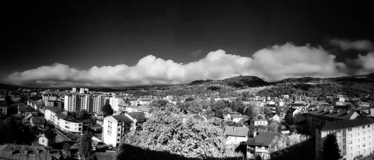 2025-08-29 Le massif des Bauges caché derrière les nuages noir et blanc