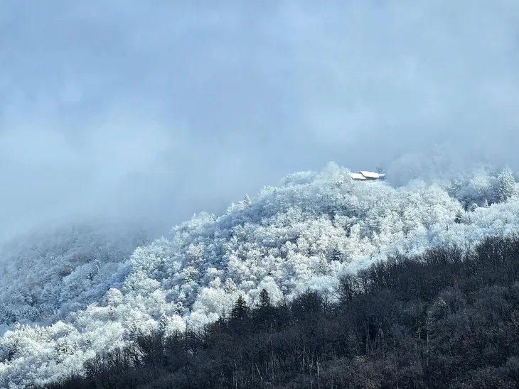 2025-11-20 Lever de soleil sur les versants enneigés de Conflans