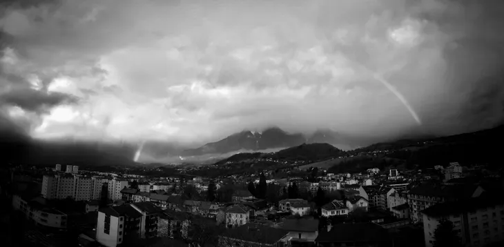 2026-02-03 Arc-en-ciel sur les Bauges noir et blanc
