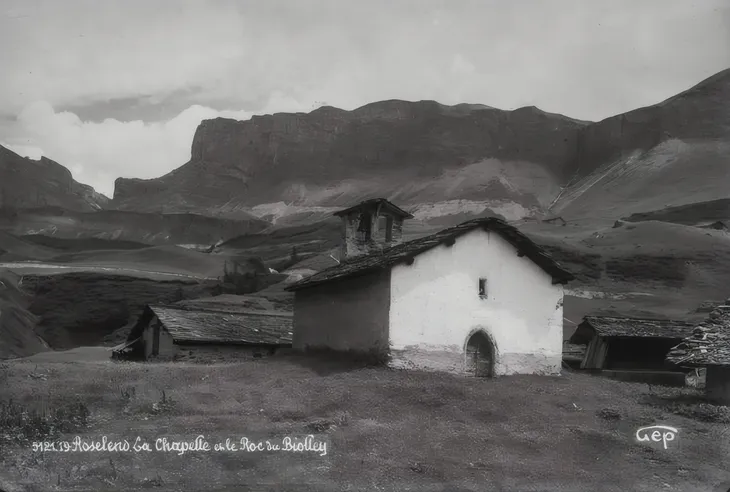 La chapelle Sainte Marie Madeleine et le Roc du Biolley en arrière-plan