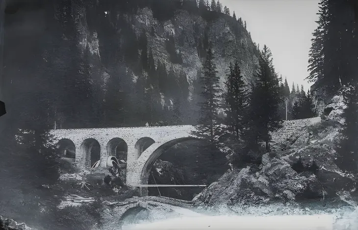 L’ancien pont du Rey (ou Duret) présent à l’endroit exact du barrage