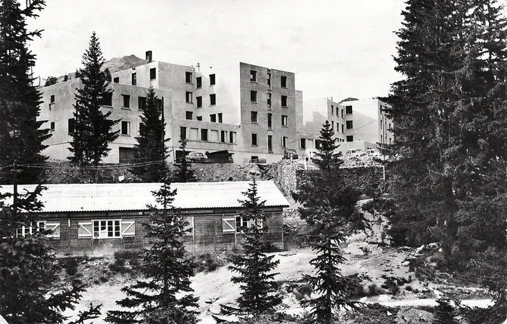 Bâtiments des travailleurs du chantier situés au col du Méraillet