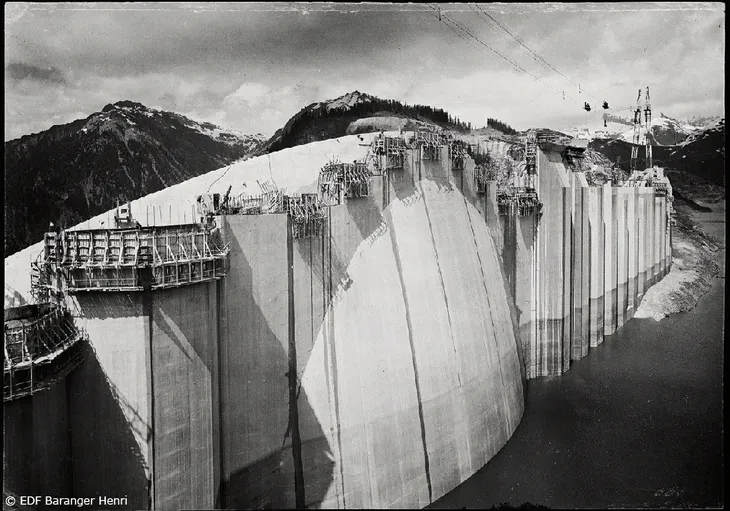 Vue de la construction du barrage côté lac