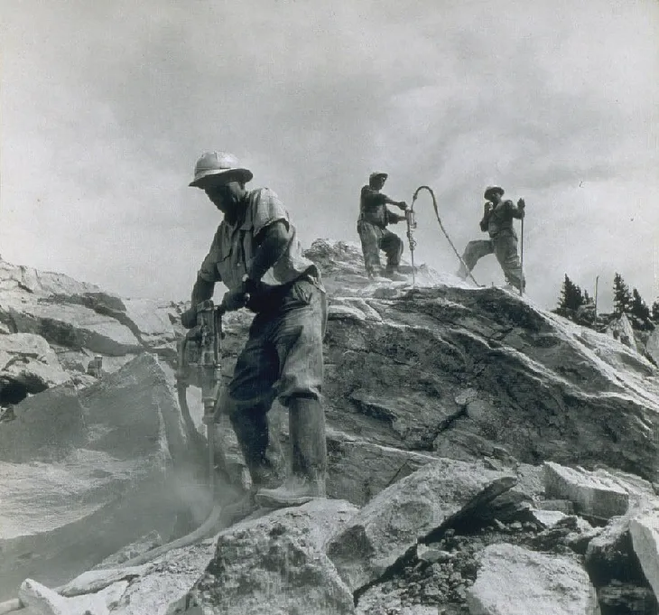 Ouvriers à l’oeuvre au marteau piqueur