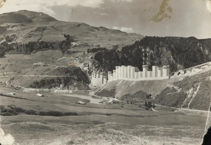 Début de la construction du barrage de Roselend, vue côté Roc du Biolley