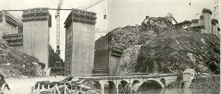 Vue de la construction côté lac et ancien pont du Rey (ou Duret) / Gorge des Tines