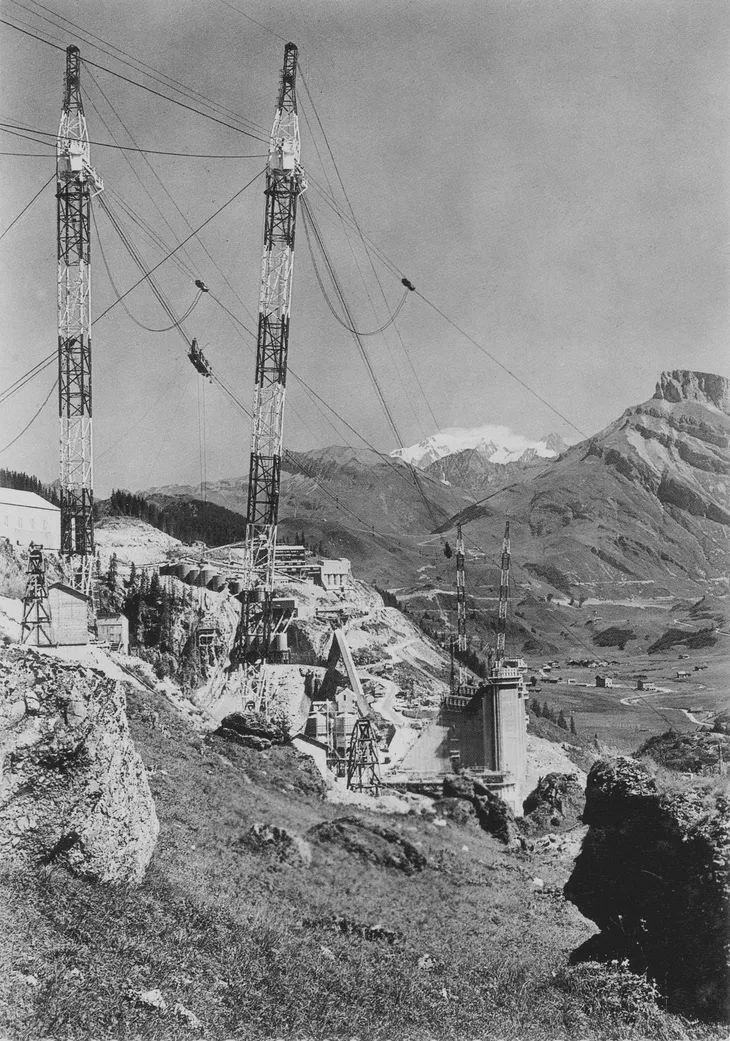 Blondins ainsi que deux tours octogonales en bas et la carrière en arrière-plan