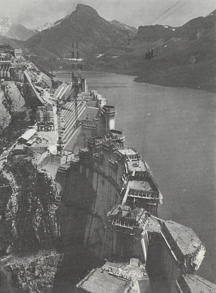 Vue globale côté col du pré de la construction du barrage