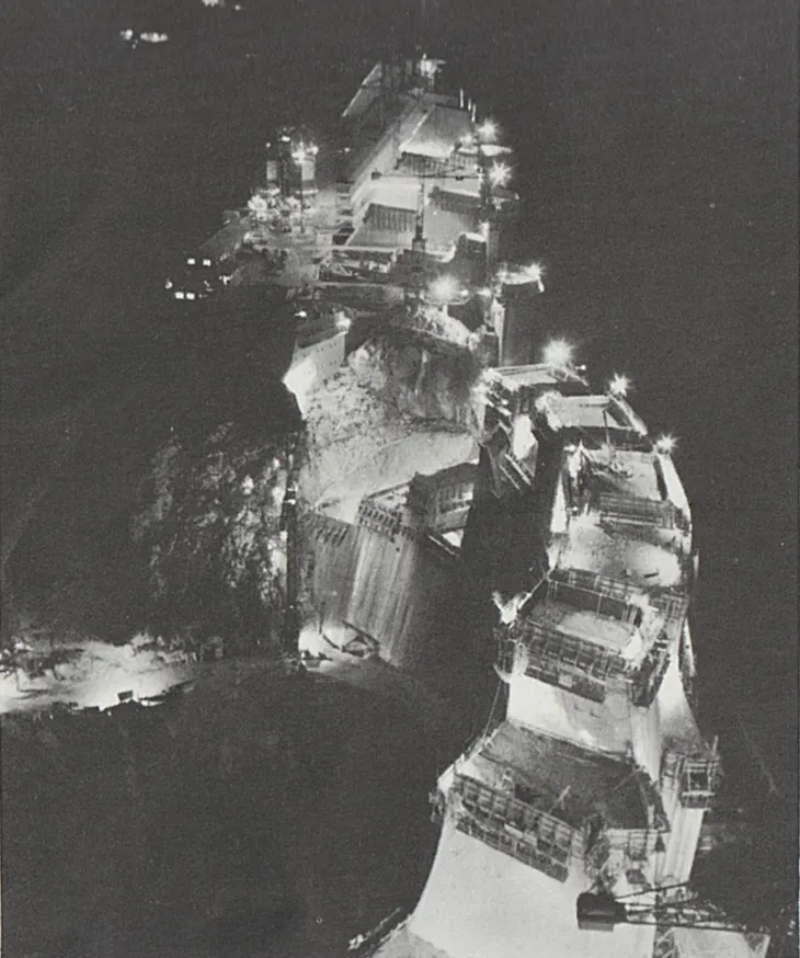 Vue nocture globale côté col du Pré de la construction du barrage