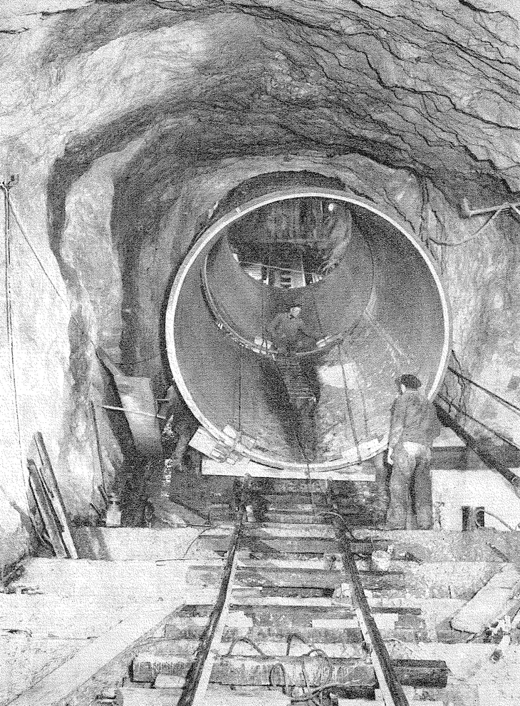 À l’intérieur d’une galerie souterraine, une conduite collecteur de 3 mètres de diamètre