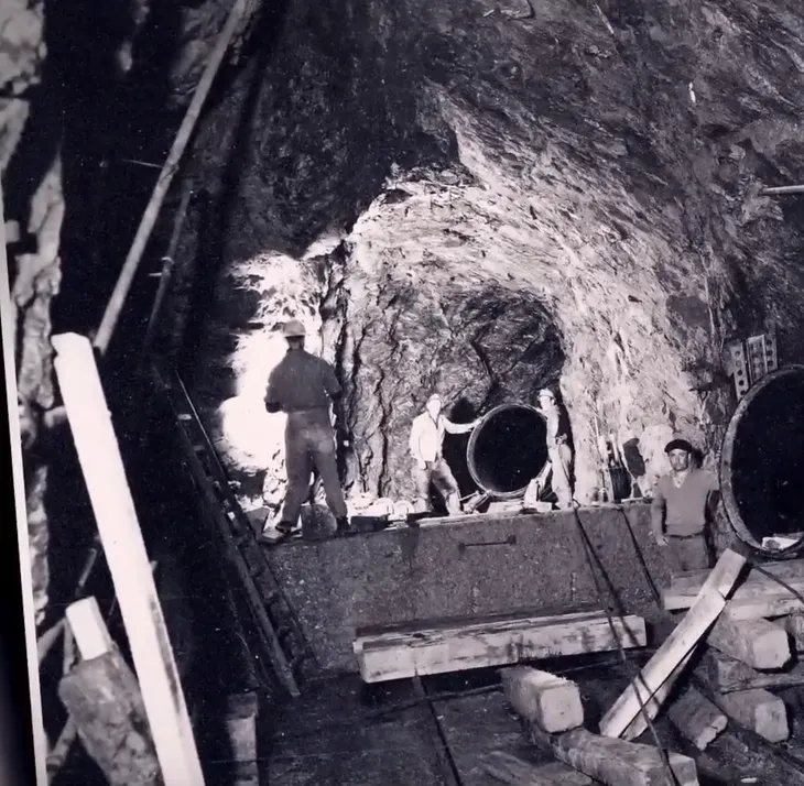 Ouvriers sur le chantier de creusement des galeries