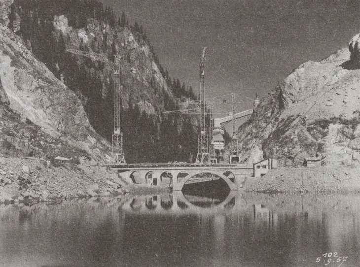 Début des travaux, vue depuis le lac, pont des Reys permettant de se rendre à Treicol - 05/09/1957