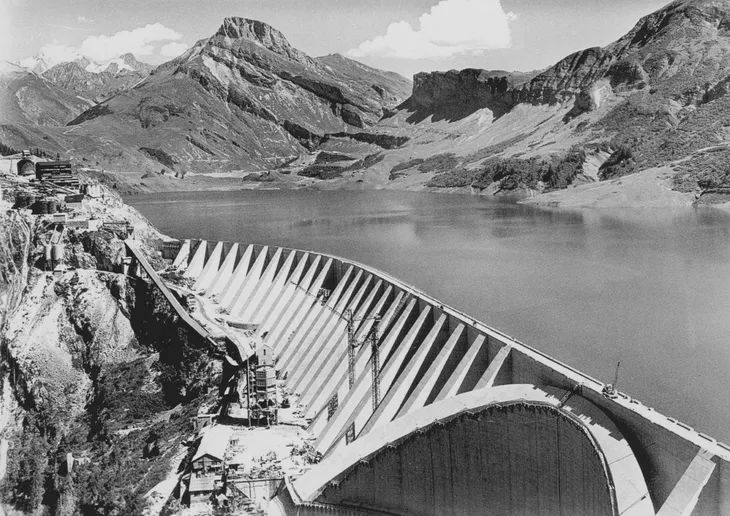 Derniers mètres cubes de béton coulés en octobre 1962