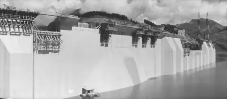 Panoramique noir et blanc de la contruction côté lac