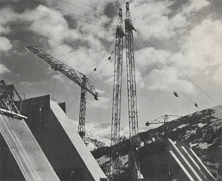 Grues et blondins. Systèmes de distribution du béton.