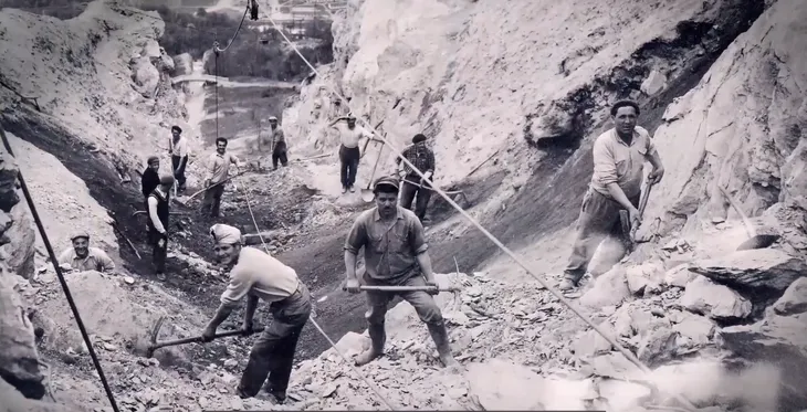 Ouvriers sur le terrassement de la conduite qui mène à La Bathie