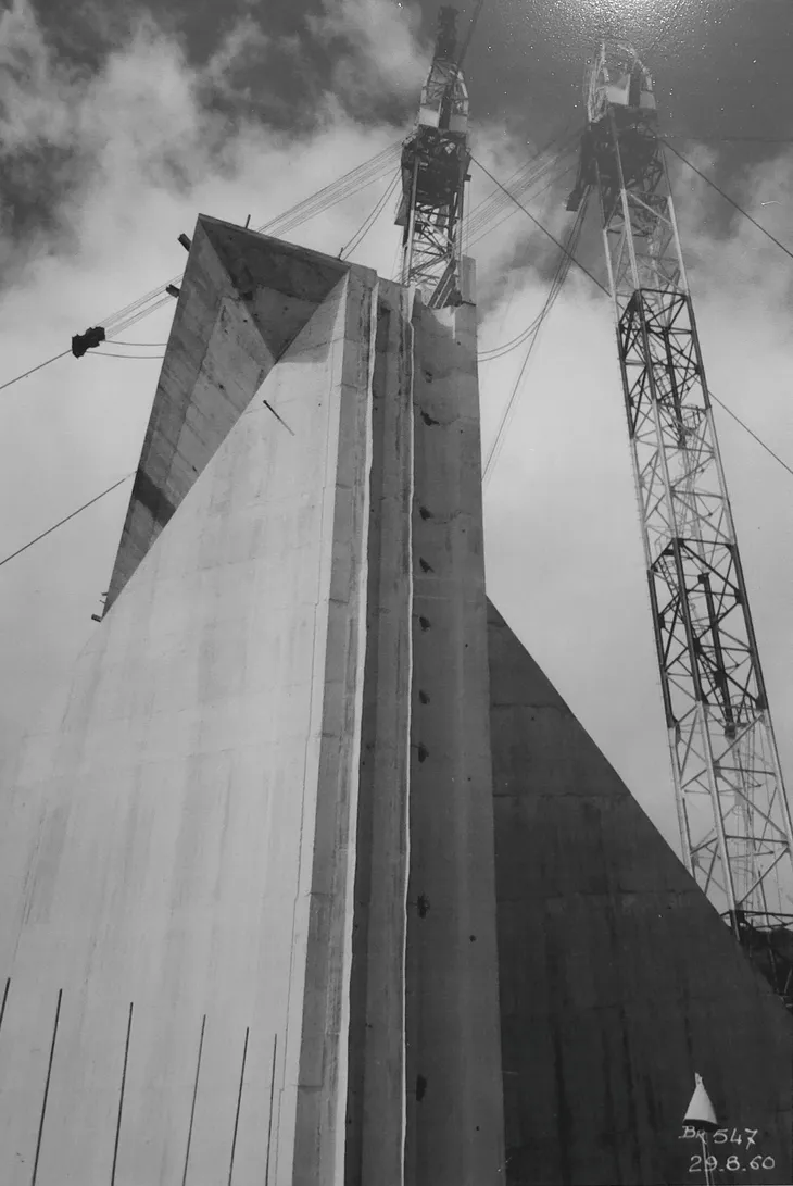 Surplomb en béton et grues de construction