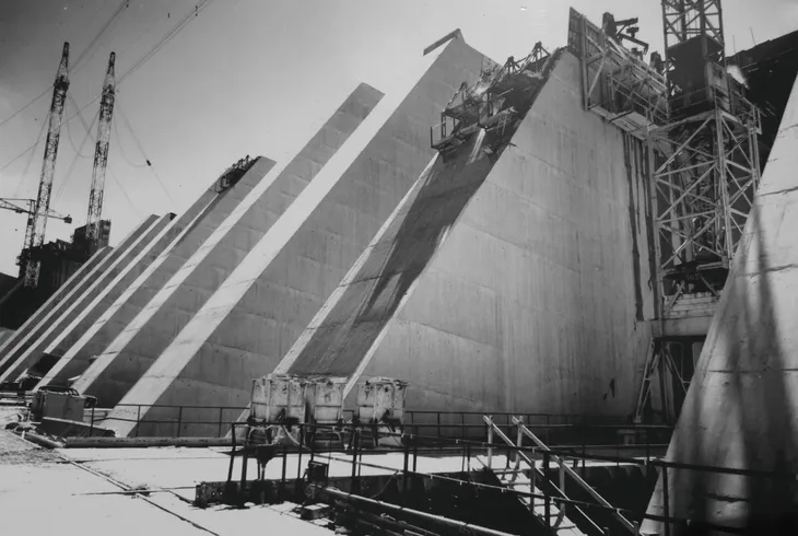 Système de grues et blondins à l’aplomb des contreforts