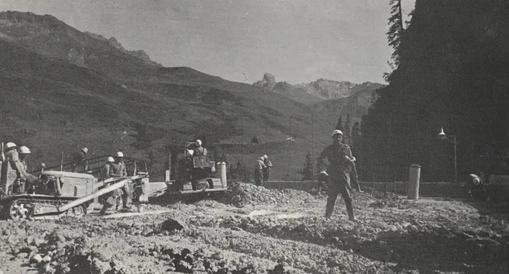 Travaux de terrassement du barrage avec la Pierra Menta en arrière-plan