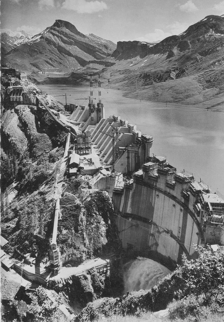 Vue du belvédère côté col du Pré, les tests de vidange et la mise en eau du barrage en mai 1960