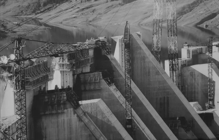 Têtes de contreforts et système de grues et blondins