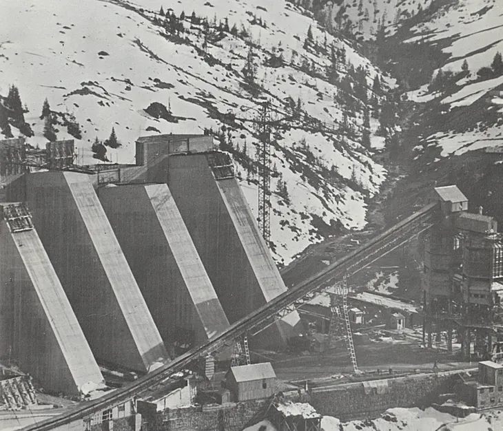 Tours à béton et tapis roulants transportant les agrégats