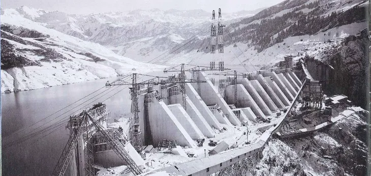 Construction dans des conditions difficiles du barrage sous la neige