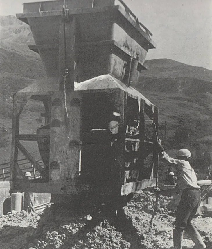 Ouvrier en train d’effectuer une vidange d’un blondin