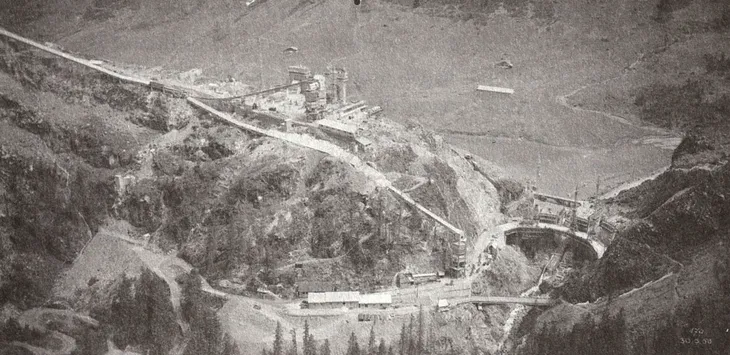 Vue aérienne du début des travaux depuis le bélvédère côté col du Pré le 30 mai 1958