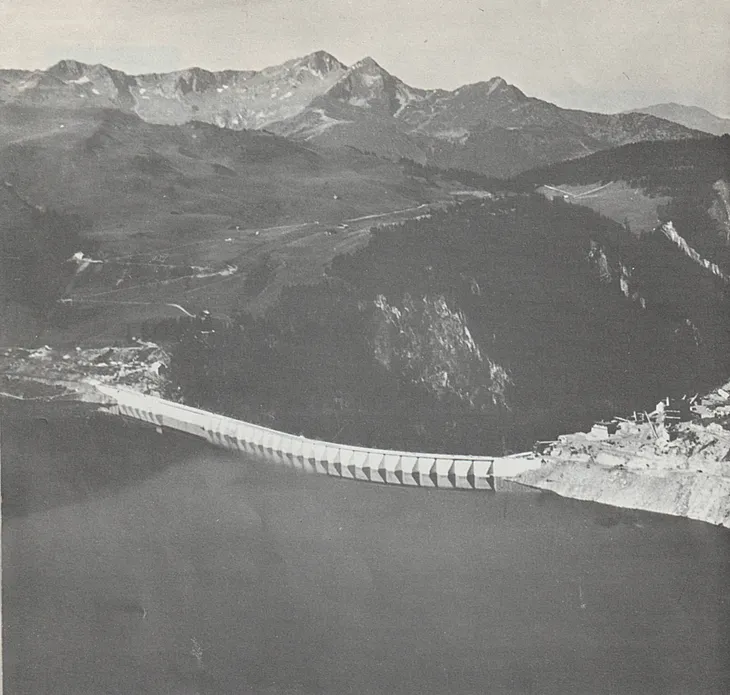 Vue aérienne côté amont de la fin de la construction