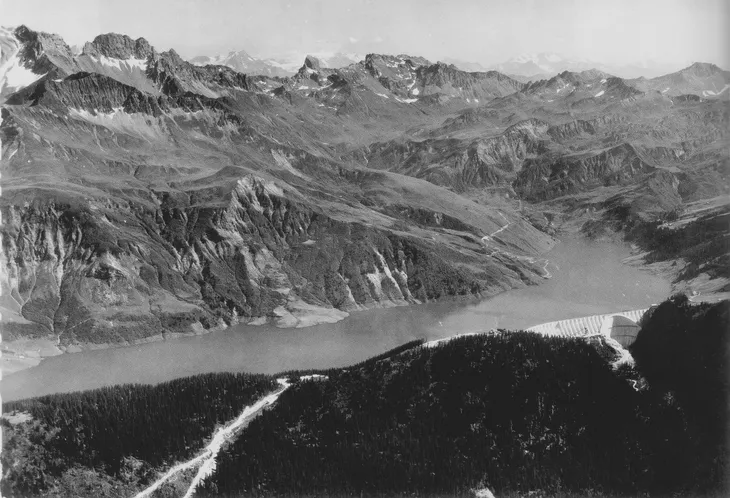 Vue aérienne côté aval de la fin de la construction