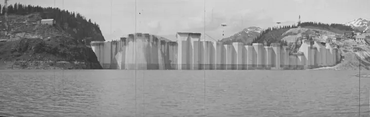 Panoramique de la construction du barrage vu depuis le lac