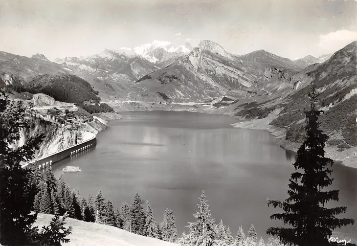 Vue du barrage de Roselend depuis la route de Treicol
