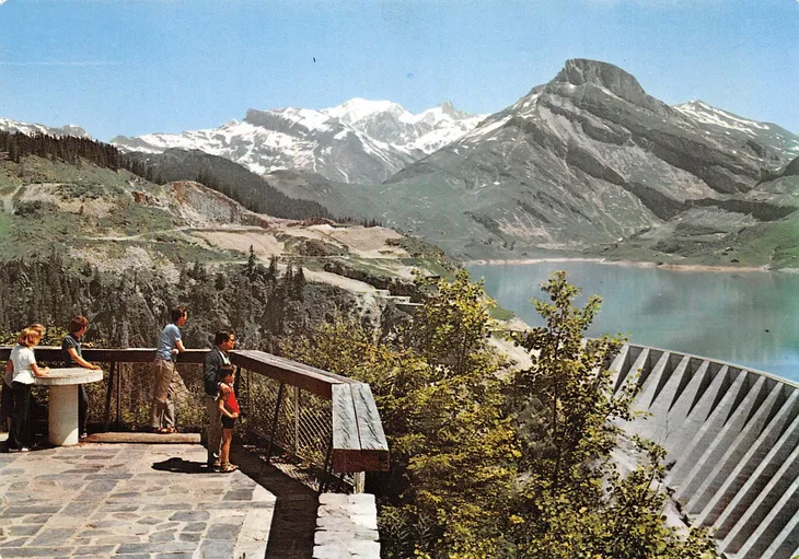 Vue couleurs du barrage de Roselend depuis le belvédère côté col du Pré - estimation de date années 60