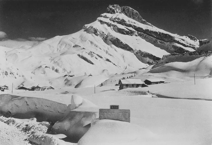 Entrée du village de Roselend en hiver et son panneau à la fin des années 30