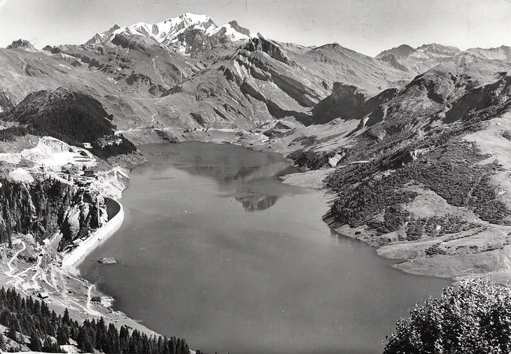 Fin de construction vue côté Roche Parstire et le Roc du Vent en arrière-plan