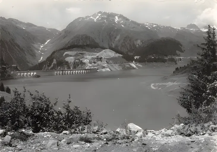 Lac et barrage vus depuis Treicol en 1969