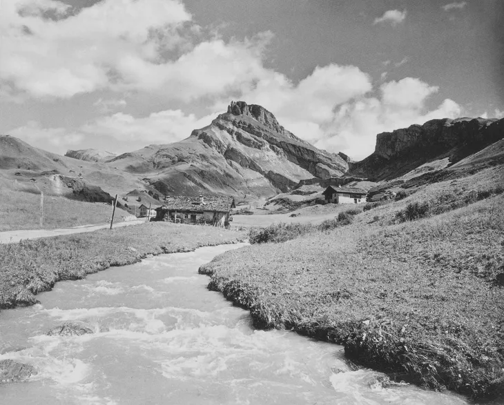 Le torrent du Doron près du village de Roselend et le Roc du Vent en arrière-plan