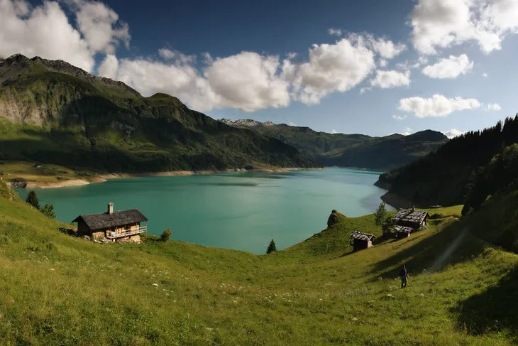 Lac de Roselend et ses chalets en été