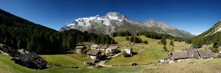 Le village du Monal en été