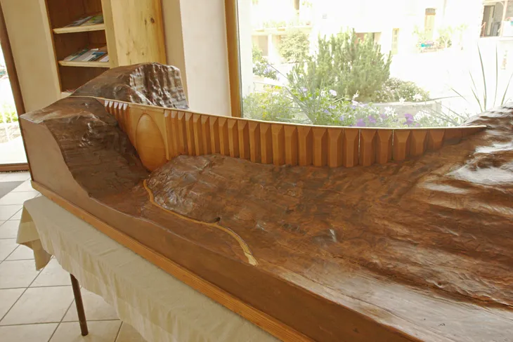 Maquette en bois du barrage de Roselend exposée pour le cinquantenaire de la construction - arrière