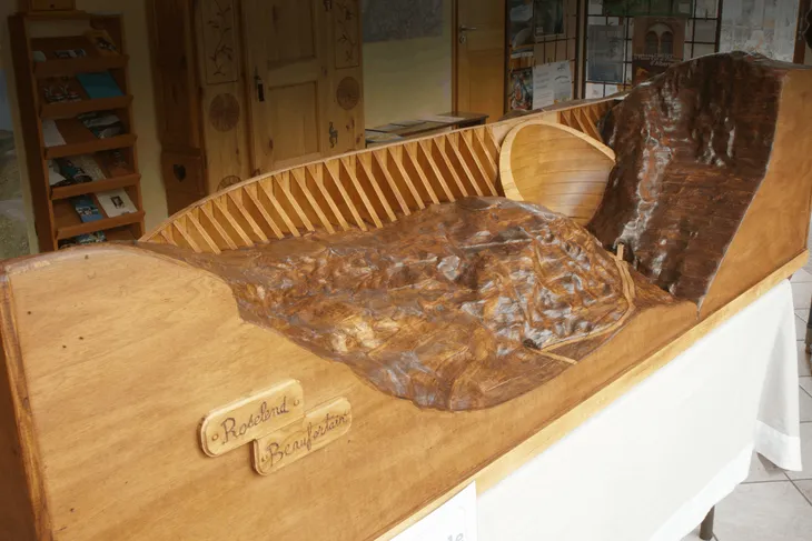 Maquette en bois du barrage de Roselend exposée pour le cinquantenaire de la construction - avant